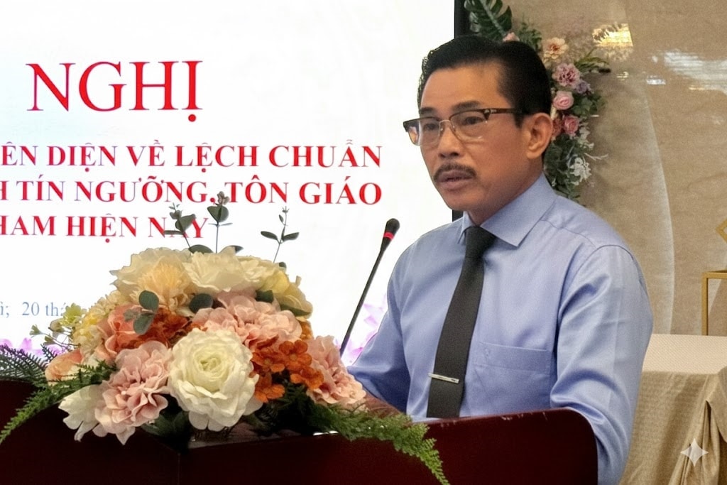 Ông Lê Công Bình, Tổng Biên tập Tạp chí Nghiên cứu Dân tộc và Tôn giáo phát biểu tại Hội nghị tuyên truyền nhận diện về lệch chuẩn trong hoạt động tín ngưỡng, tôn giáo ở Việt Nam hiện nay, do Tạp chí Nghiên cứu Dân tộc và Tôn giáo phối hợp với Sở Dân tộc và Tôn giáo tỉnh Lâm Đồng tổ chức ngày 20/11/2025. Ông Lê Công Bình, Tổng Biên tập Tạp chí Nghiên cứu Dân tộc và Tôn giáo phát biểu tại Hội nghị tuyên truyền nhận diện về lệch chuẩn trong hoạt động tín ngưỡng, tôn giáo ở Việt Nam hiện nay, do Tạp chí Nghiên cứu Dân tộc và Tôn giáo phối hợp với Sở Dân tộc và Tôn giáo tỉnh Lâm Đồng tổ chức ngày 20/11/2025.