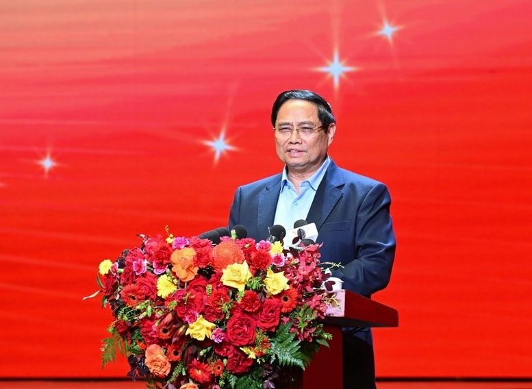 Thủ tướng biểu dương các ngân hàng thương mại Nhà nước và ngân hàng thương mại cổ phần đã luôn đồng hành với đất nước, nhân dân trong những lúc khó khăn; chúc mừng và nhiệt liệt biểu dương 64.690 tập thể, cá nhân tiêu biểu, xuất sắc trong các phong trào thi đua của ngành ngân hàng - Ảnh: VGP/Nhật Bắc