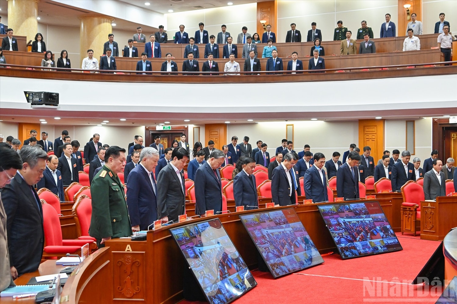 Tổng Bí thư Tô Lâm và các đại biểu các đại biểu dành 1 phút mặc niệm những người bị thiệt mạng do bão lũ. Ảnh: Thống Nhất/TTXVN
