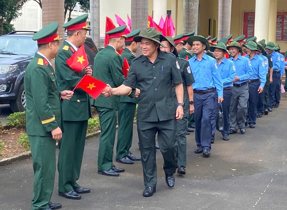 Chia tay cán bộ, chiến sĩ Đội K51 lên đường làm nhiệm vụ
