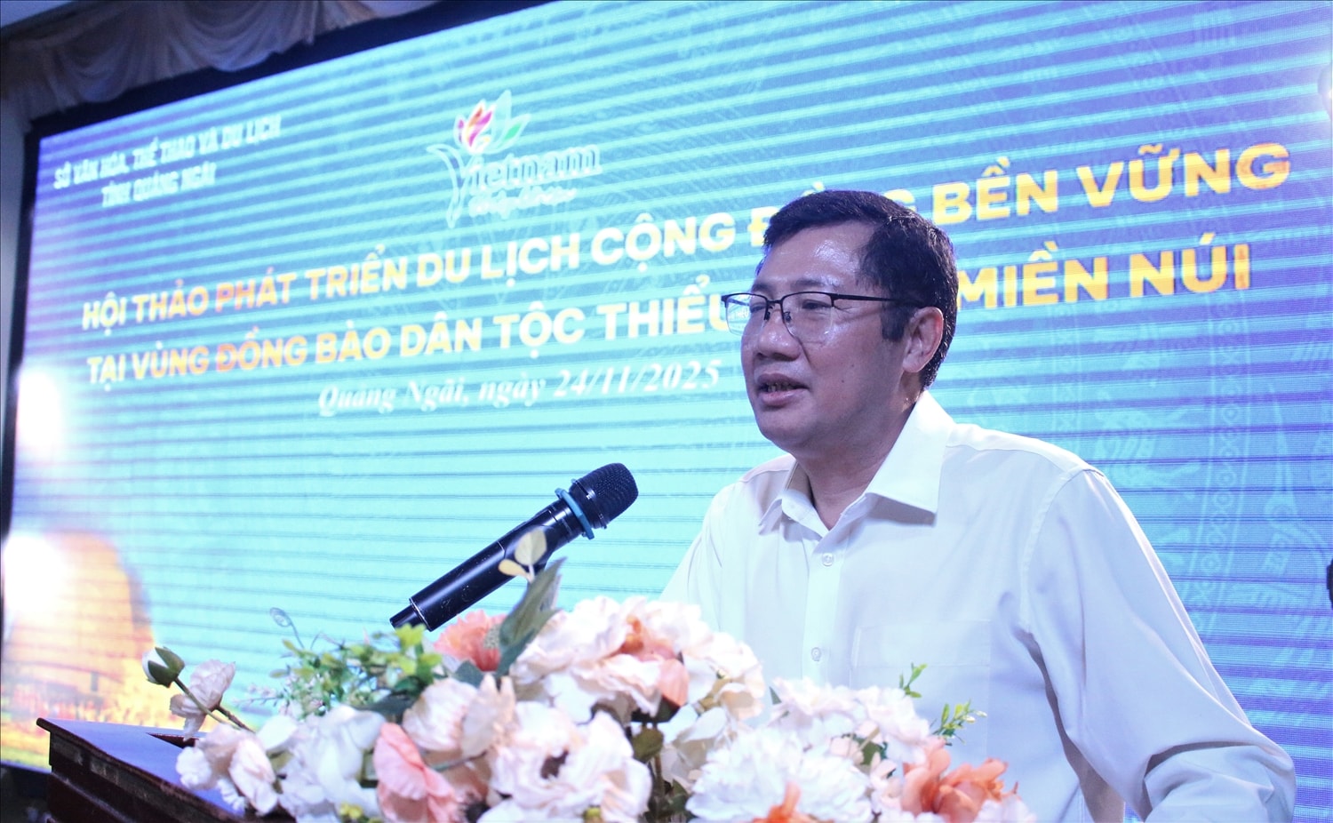 Ông U Minh Nam, Phó Giám đốc Sở Dân tộc và Tôn giáo tỉnh Quảng Ngãi phát biểu tại Hội thảo. (Ảnh: Ngọc Chí) Ông U Minh Nam, Phó Giám đốc Sở Dân tộc và Tôn giáo tỉnh Quảng Ngãi phát biểu tại Hội thảo. (Ảnh: Ngọc Chí)