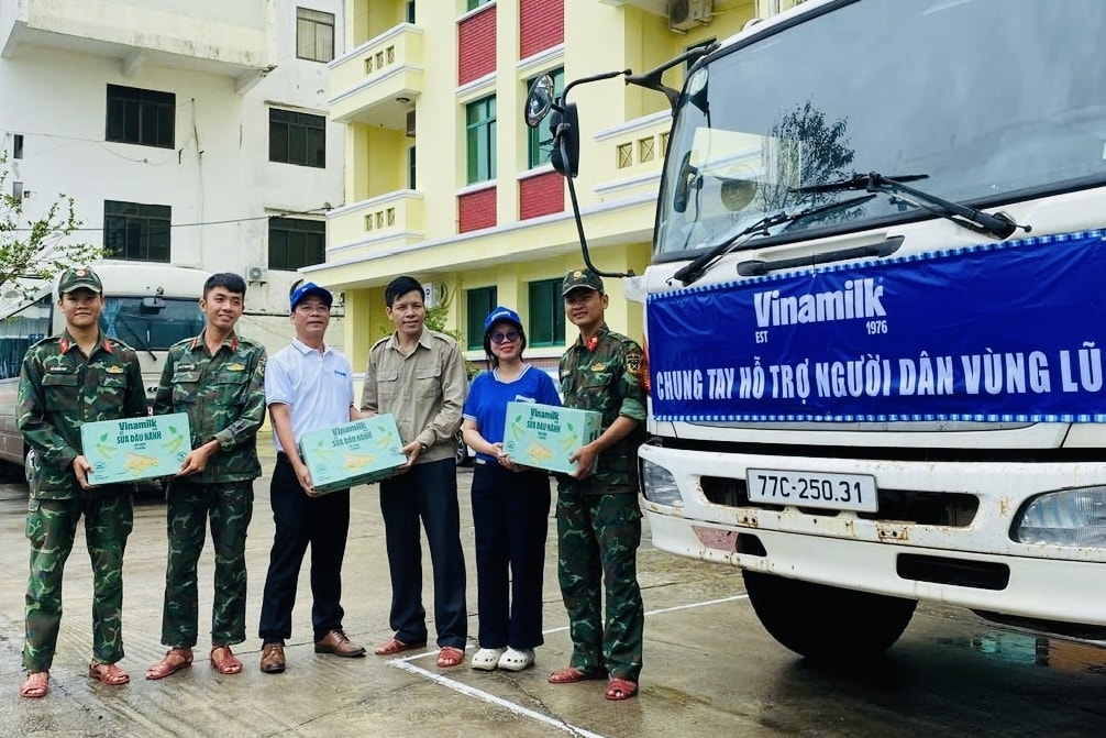 Anh Nguyễn Xuân Bình – Giám đốc Nhà máy Sữa Vinamilk Bình Định cùng cán bộ công nhân viên công ty trao tặng sản  phẩm dinh dưỡng Vinamilk - Ảnh: Vi Nam