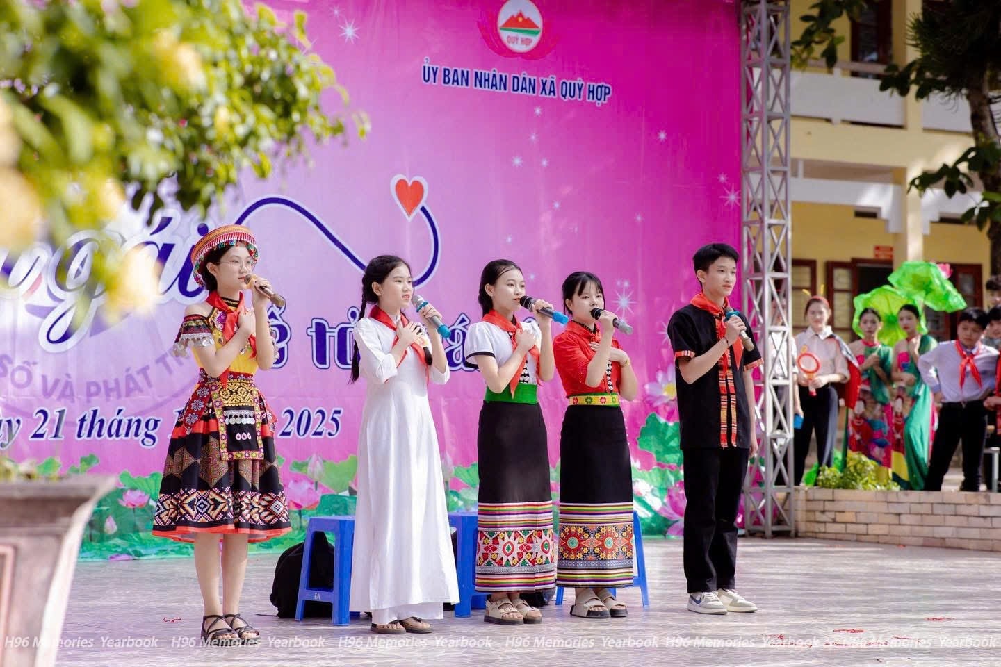 Các em học sinh trên địa bàn xã Quỳ Hợp (Nghệ An) biểu diễn văn nghệ trong chương trình truyền thông dân số - sức khỏe sinh sản, góp phần lan tỏa thông điệp xây dựng nếp sống mới và nâng cao nhận thức của cộng đồng về chất lượng dân số.