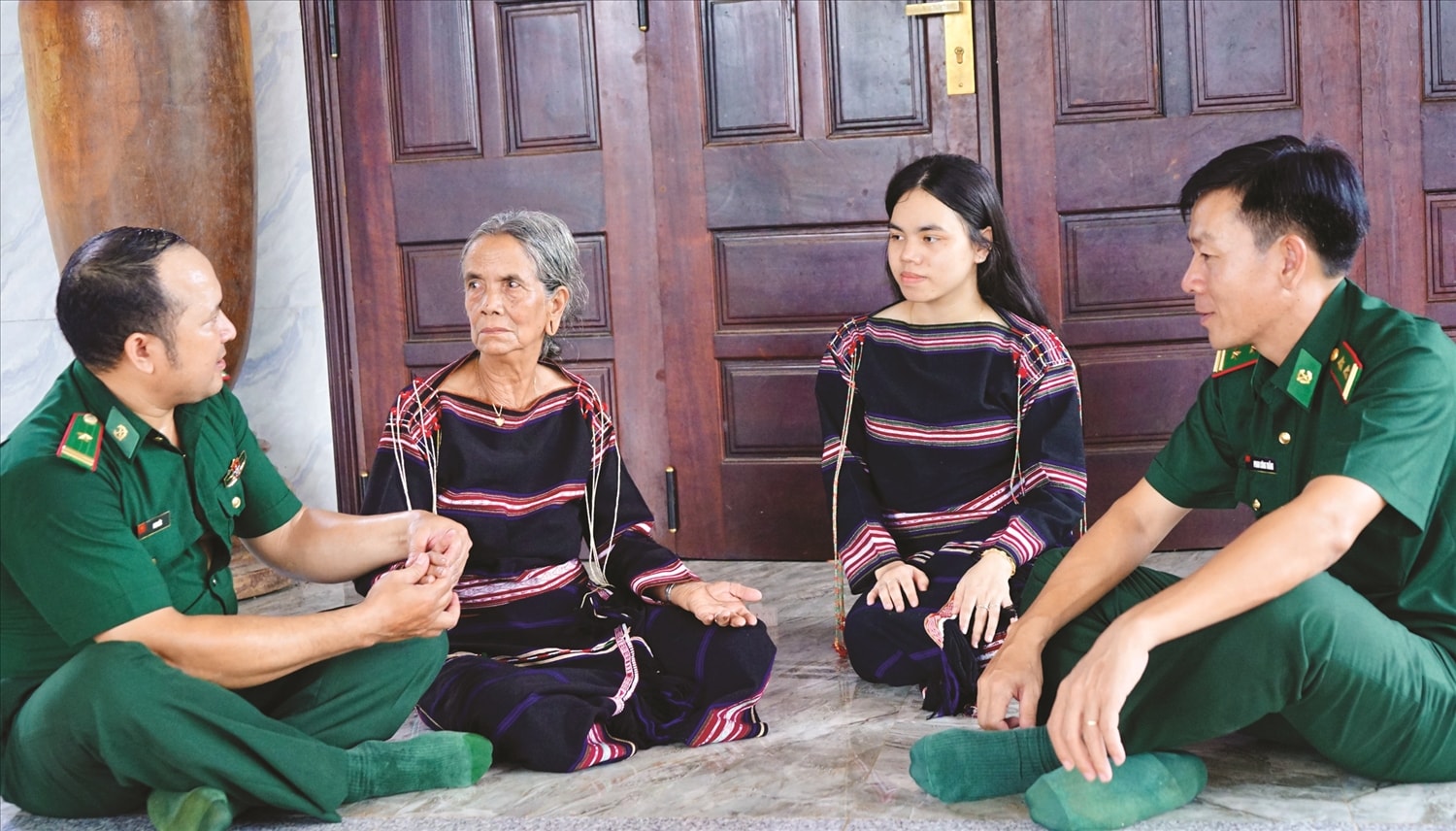 Già làng, Người có uy tín Siu Phyin làng Goòng, xã Ia Púch thường xuyên trao đổi, góp sức cùng cán bộ,  chiến sĩ Ðồn Biên phòng Ia Púch vận ðộng, tuyên truyền bà con chung tay bảo vệ biên giới