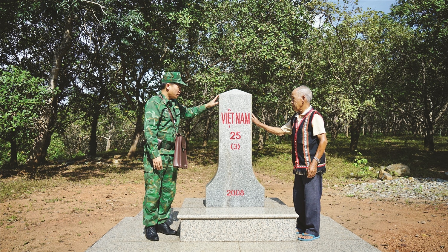 Người có uy tín Ksor Bơng, làng Bi, xã Ia O cùng cán bộ Đồn Biên phòng Ia O  tuần tra, bảo vệ cột mốc 25 (3)
