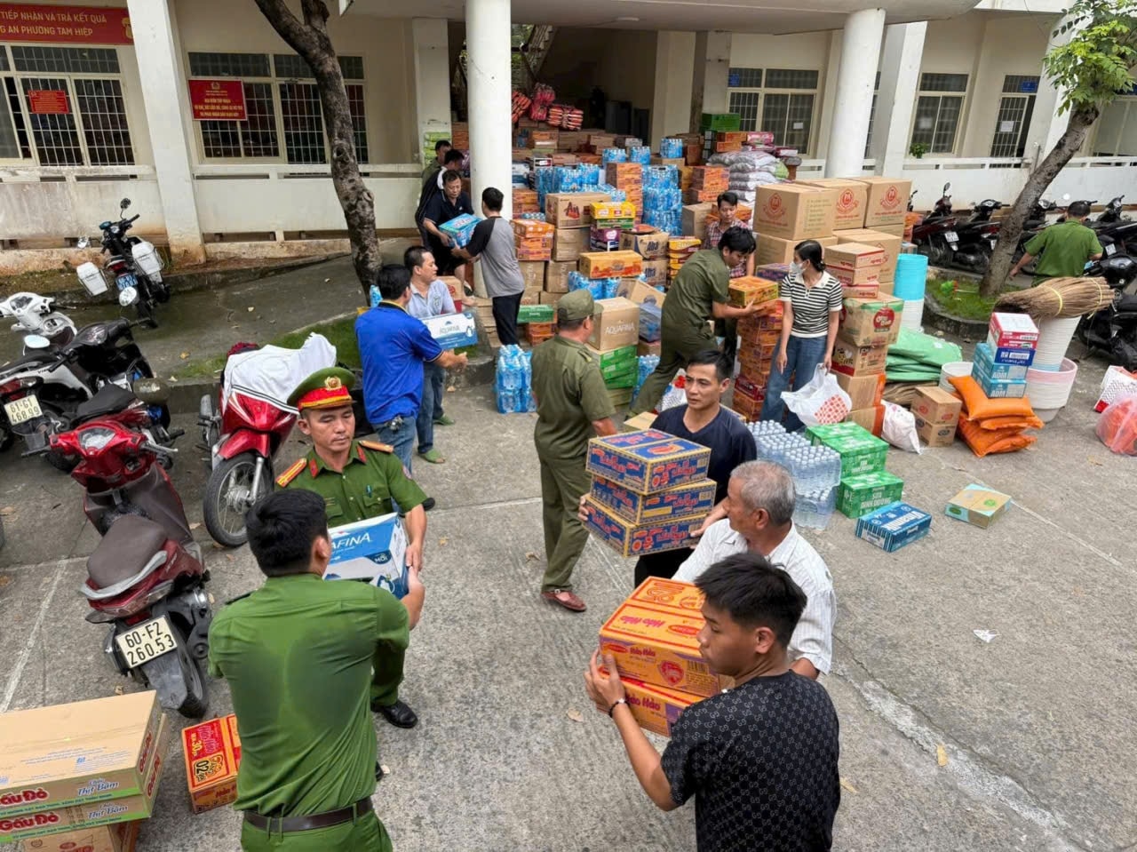 Các loại hàng hóa, nhu yếu phẩm như: gạo, mì tôm, nước uống, sữa, thuốc men, áo quần, chăn màn… của Nhân dân, phường Trấn Biên, tỉnh Đồng Nai hỗ trợ bà con miền Trung - Tây Nguyên khắc phục hậu quả thiên tai.