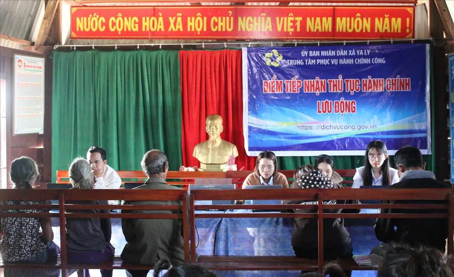 Ngay từ sáng sớm, các hộ đồng bào Gia Rai ở làng Chờ, xã Ya Ly đã đến Nhà văn hóa làng để nộp hồ sơ giải quyết thủ tục hành chính. (Ảnh: Ngọc Chí)