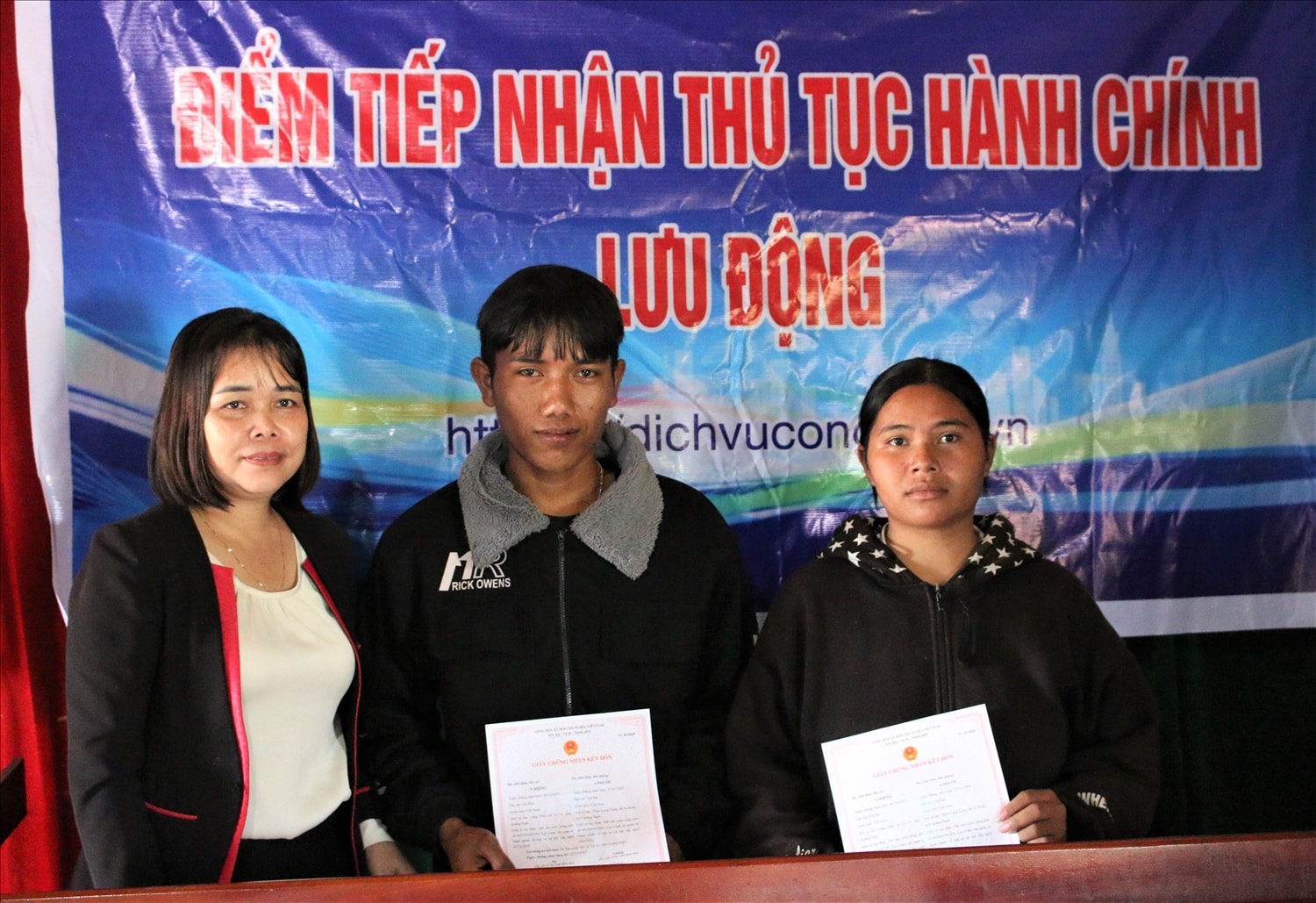 Lãnh đạo UBND xã Ya Ly trao Giấy chứng nhận kết hôn cho chị Y Hiêng và anh A Phước tại Nhà văn hóa làng Chờ. (Ảnh: Ngọc Chí)