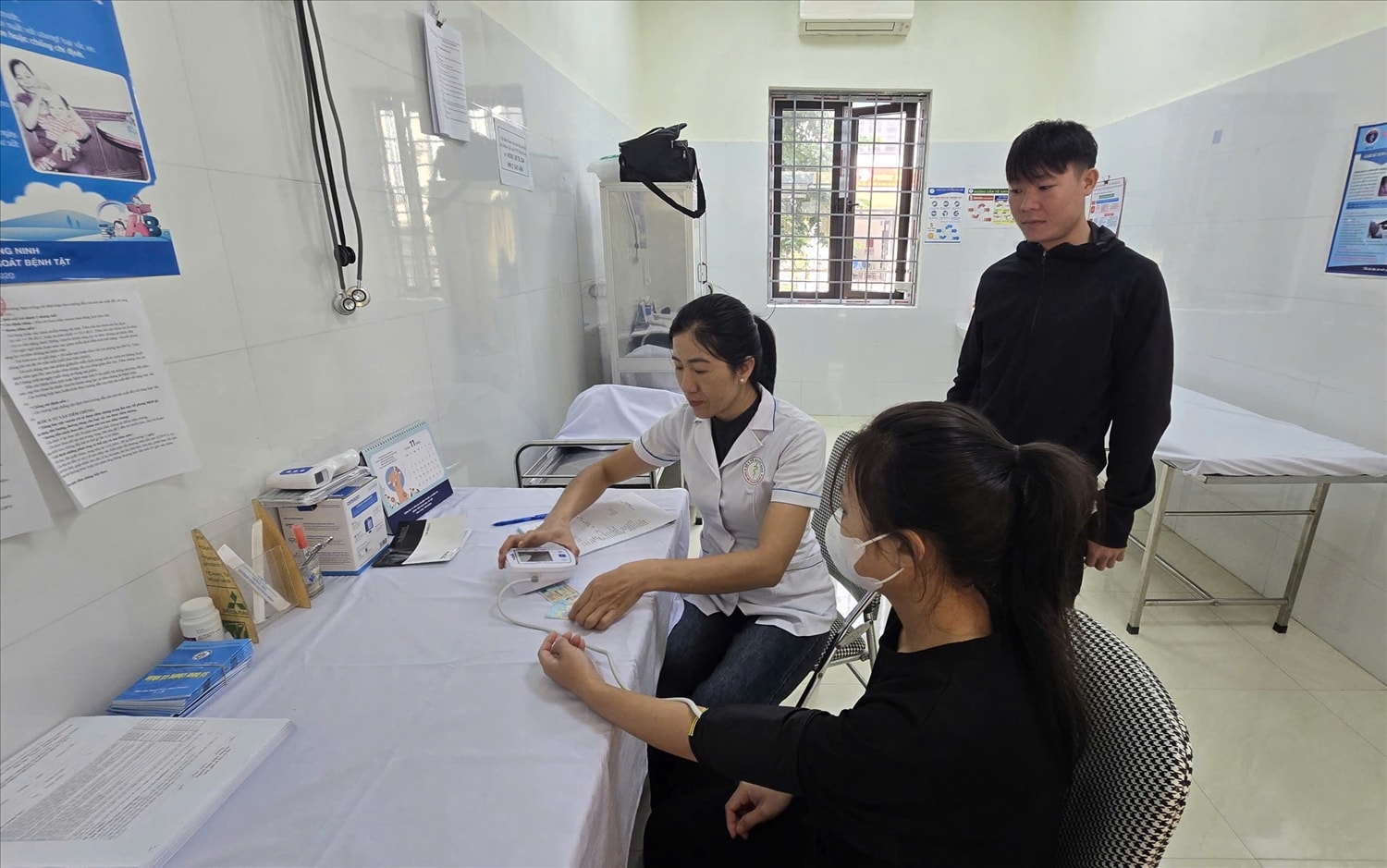 Song song với tổ chức bộ máy, tỉnh Quảng Ninh đặt mục tiêu mỗi trạm y tế phải có 4 đến 5 bác sĩ. Ảnh: Mỹ Dung