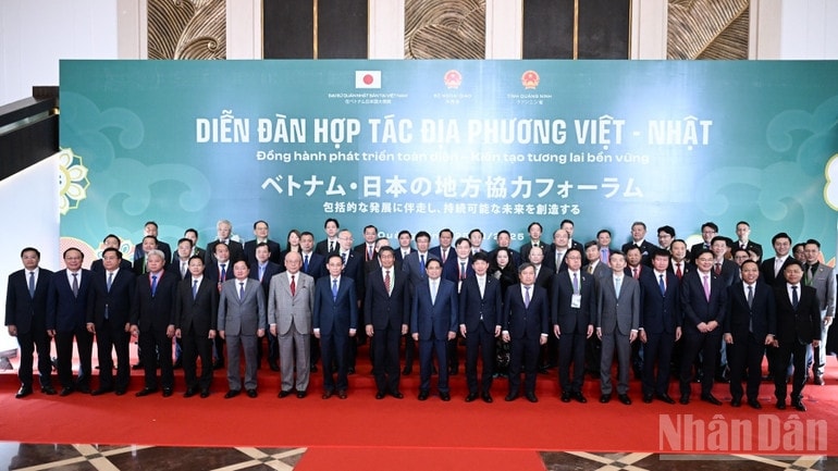 Thủ tướng Phạm Minh Chính với các đại biểu Nhật Bản tham dự Diễn đàn. (Ảnh: TRẦN HẢI) Thủ tướng Phạm Minh Chính với các đại biểu Nhật Bản tham dự Diễn đàn. (Ảnh: TRẦN HẢI)