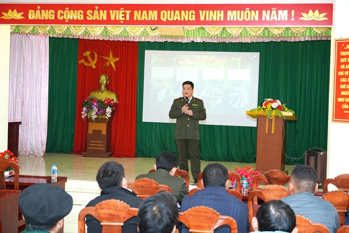 Ông Nguyễn Viết Xuân - Hạt trưởng Hạt Kiểm lâm Khu vực XVI, truyền đạt nội dung về vai trò của rừng tại Hội nghị 