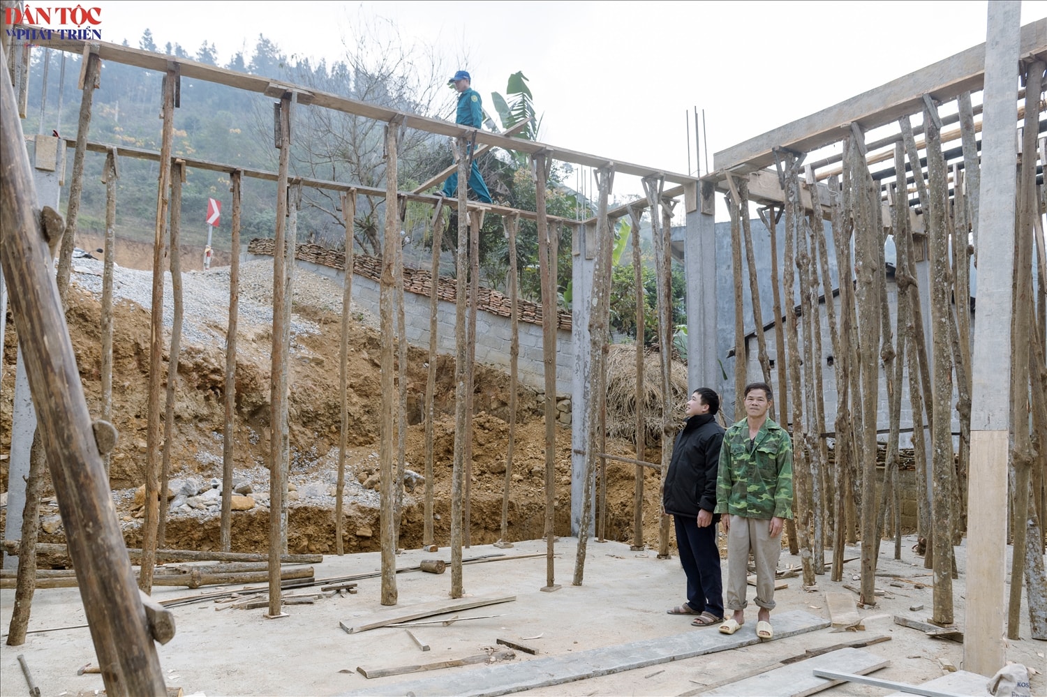 Ngôi nhà của ông Vàng Văn Định (bên phải bức ảnh) được hỗ trợ từ Dự án 5 - Chương trình MTQG Giảm nghèo bền vững đang trong quá trình xây dựng 