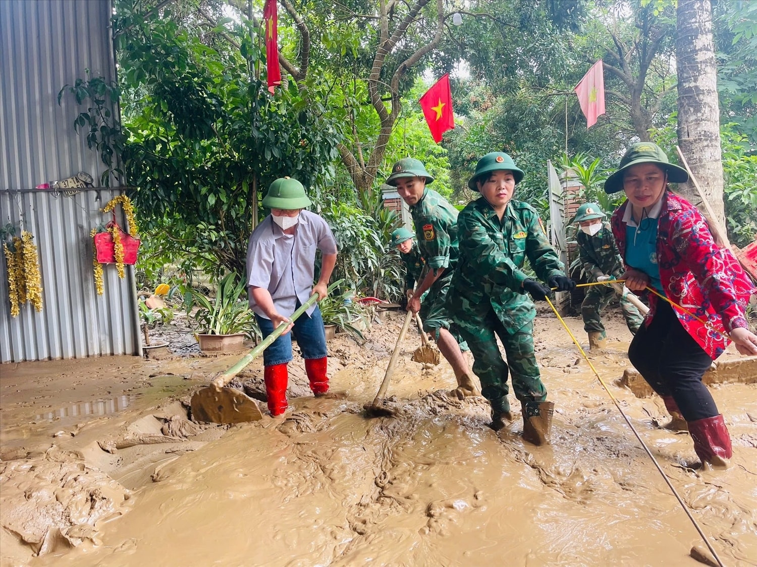 Cán bộ chiến sĩ Đồn Biên phòng Tam Quang hỗ trợ người dân xã Tam Quang khắc phục hậu quả mưa bão Cán bộ chiến sĩ Đồn Biên phòng Tam Quang hỗ trợ người dân xã Tam Quang khắc phục hậu quả mưa bão