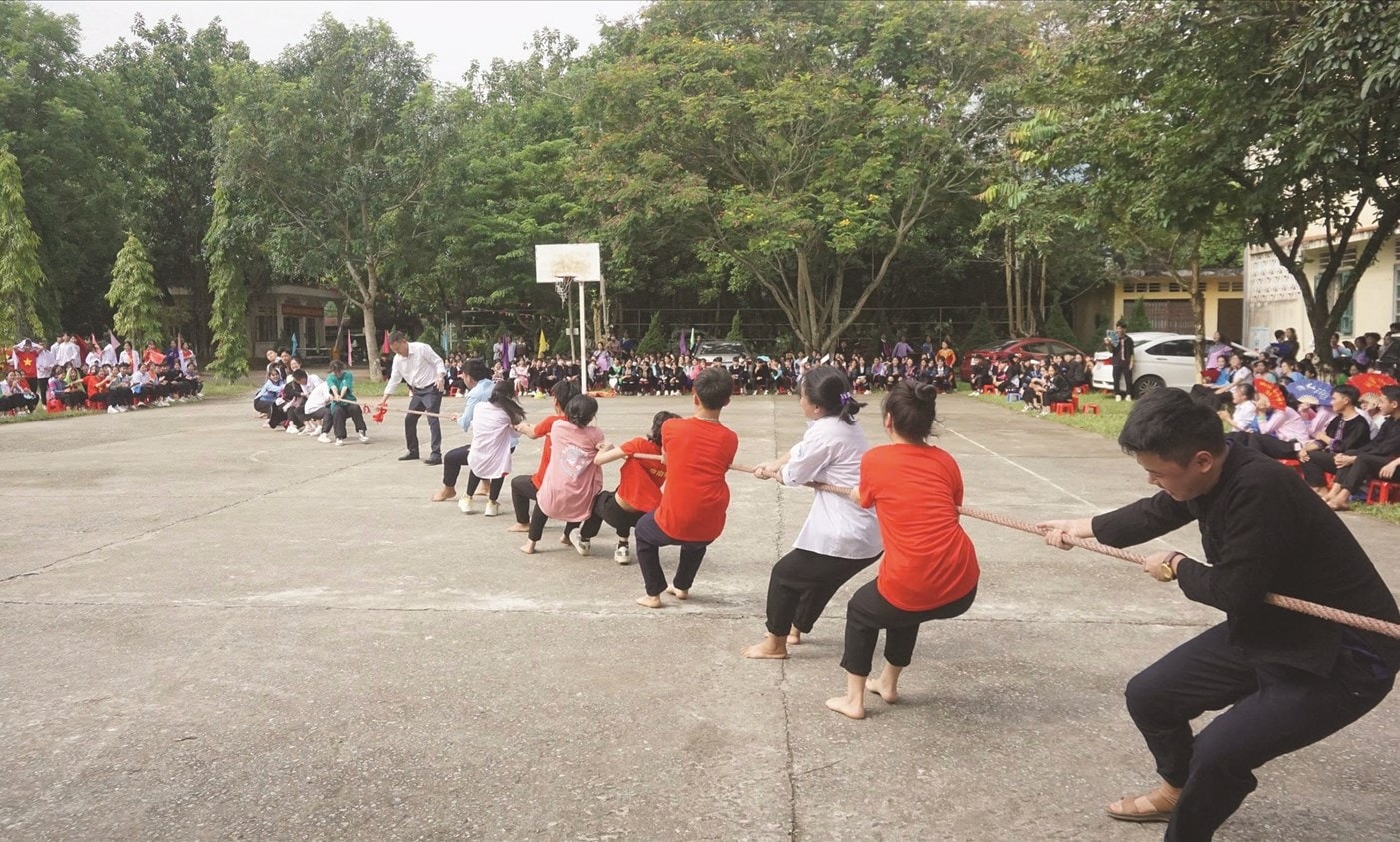 Giờ học ngoại khóa của các em học sinh DTTS