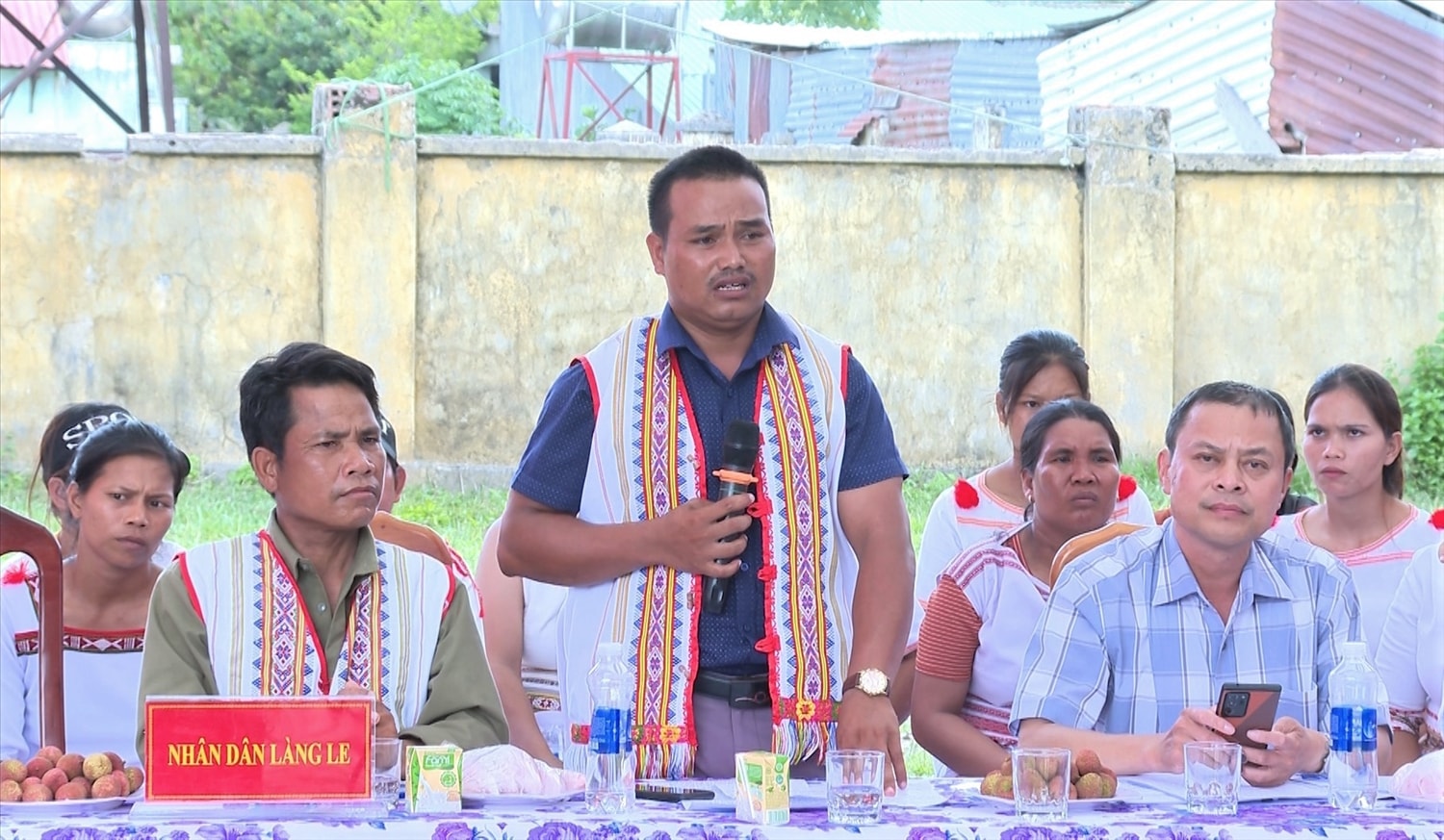 Theo ông A Thái (đứng giữa) – Bí thư Chi bộ kiêm Trưởng thôn làng Le, xã Mô Rai (Quảng Ngãi): Việc em Y Dấp được tuyên dương năm 2022 đã tạo sức lan tỏa mạnh mẽ phong trào học tập trong cộng đồng người Rơ Măm