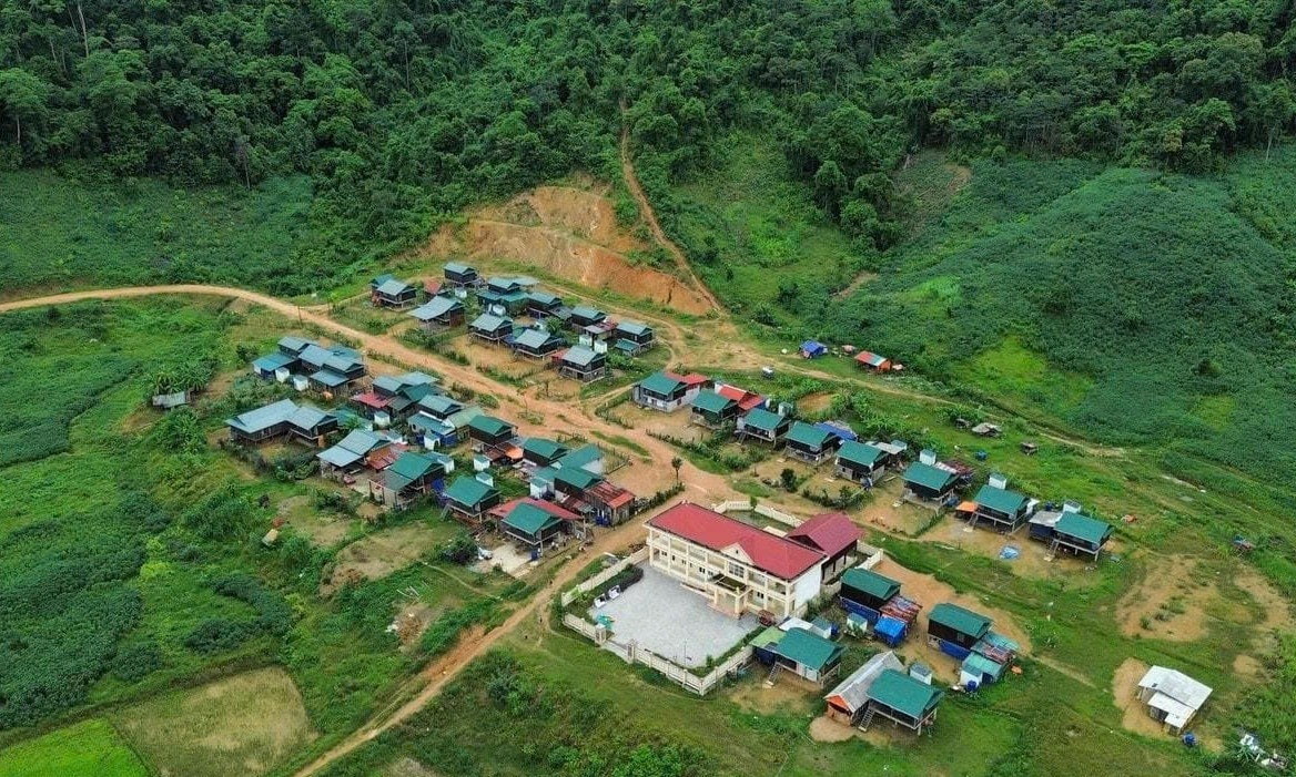 Sau trận lũ lịch sử năm 2020,  khu tái định cư bản Sắt đã được xây dựng kiên cố. Tuy nhiên công trình thủy lợi phục vụ sản xuất lúa nước vẫn là “nút thắt” chưa được tháo gỡ (Ảnh: P.T)