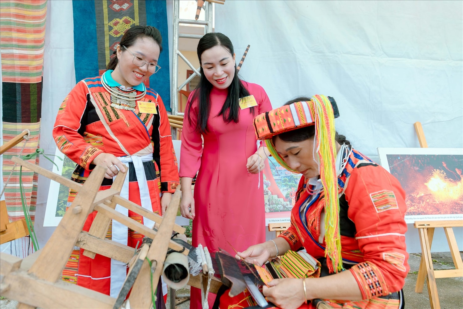 Bà Chu Thị Ngọc Diệp, Chủ tịch Hội Nông dân tỉnh Tuyên Quang thăm HTX dệt thổ cẩm Pà Thẻn tại thôn My Bắc, xã Tân Trịnh