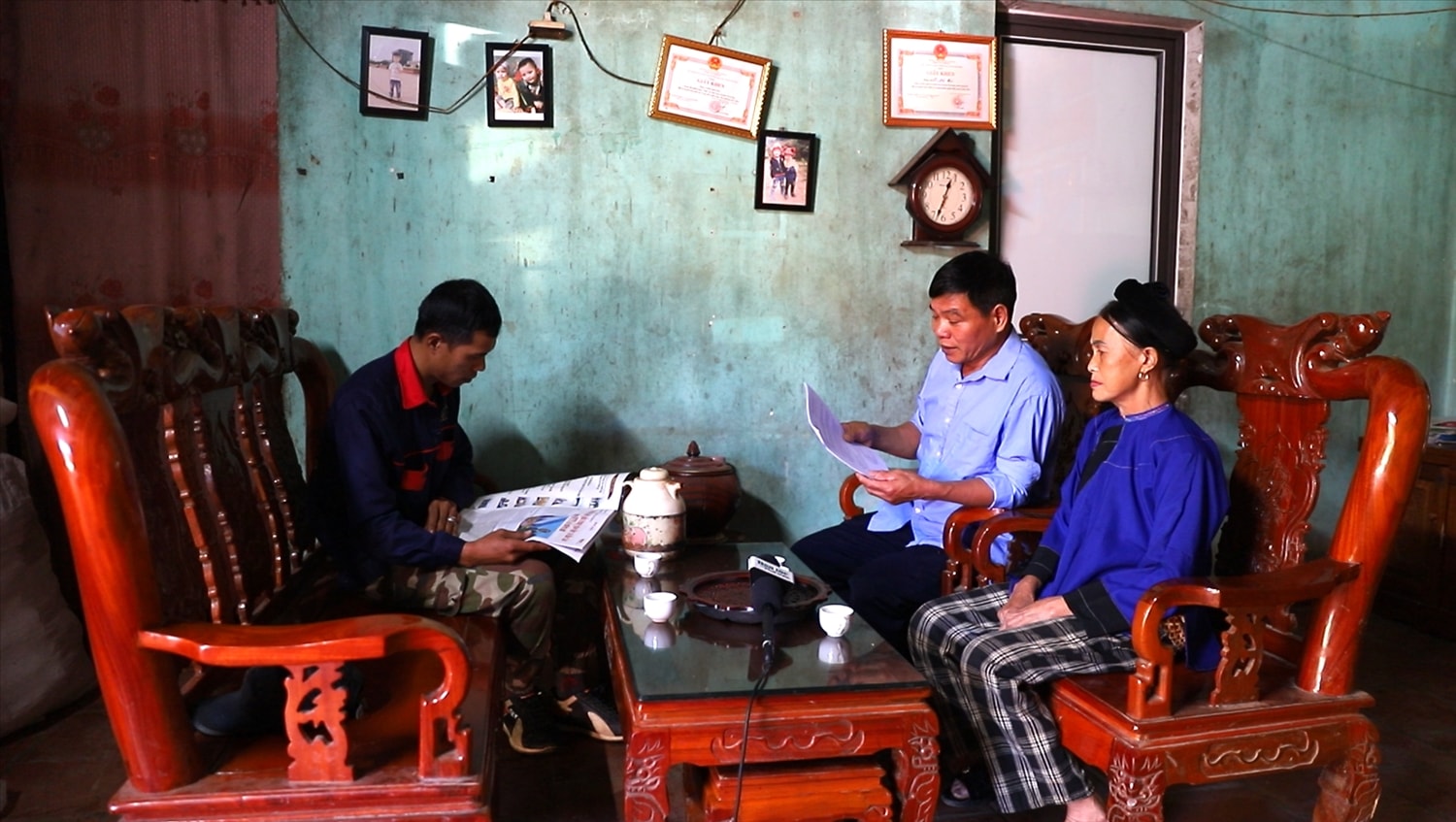 Người có uy Lăng Cảnh Kỳ, Trưởng thôn thôn Hợp Nhất  tuyên truyền các chủ trương chính sách cho bà con Nhân dân