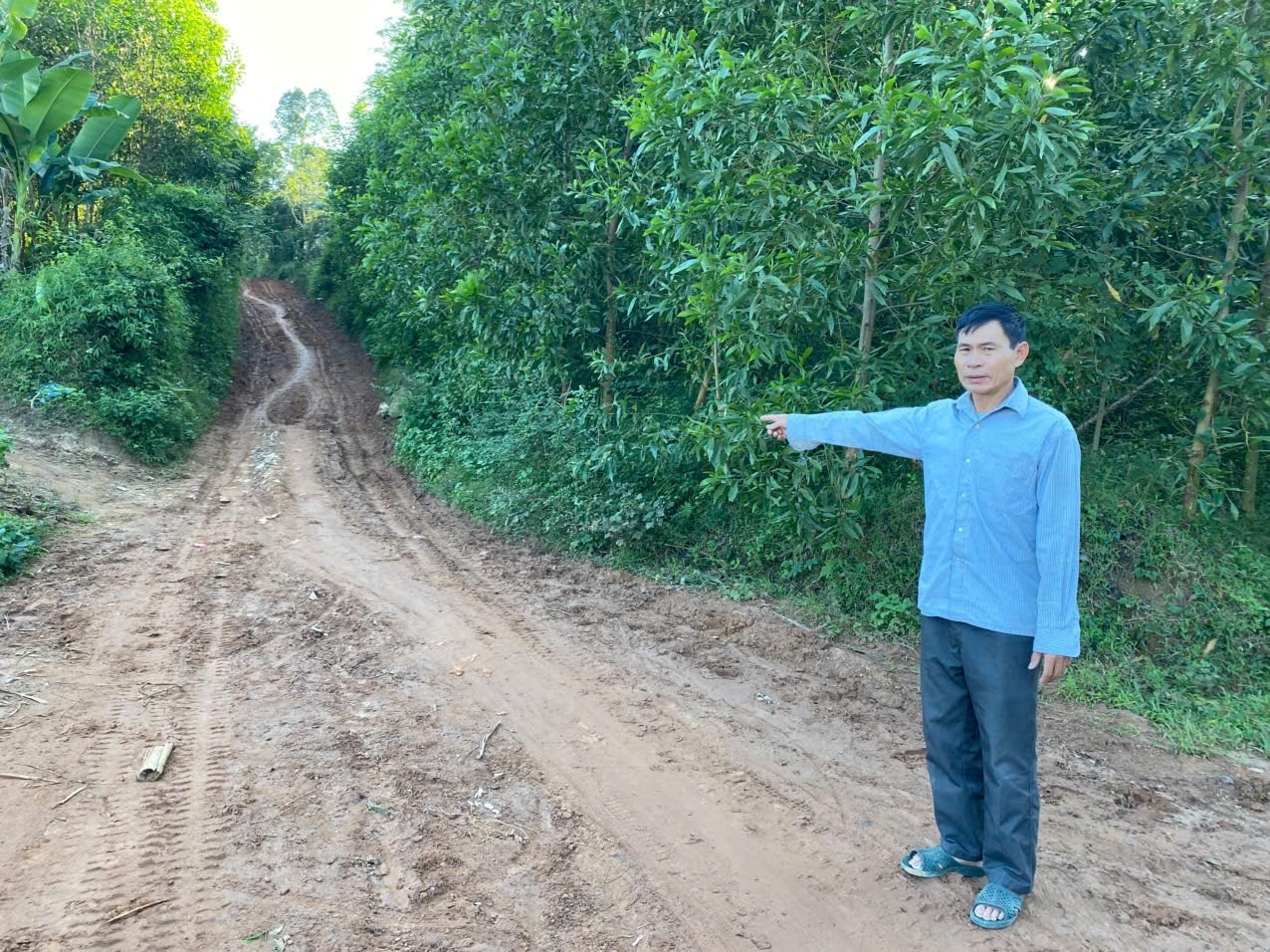 Ông Phan Bá Chiến-Người có uy tín bản Kẻ Tằm xã Châu Bình: Tôi đã đề xuất lên UBND xã sớm đầu tư xây dựng đường dân sinh các cụm bản  Kẻ Sắn và Na Bàn