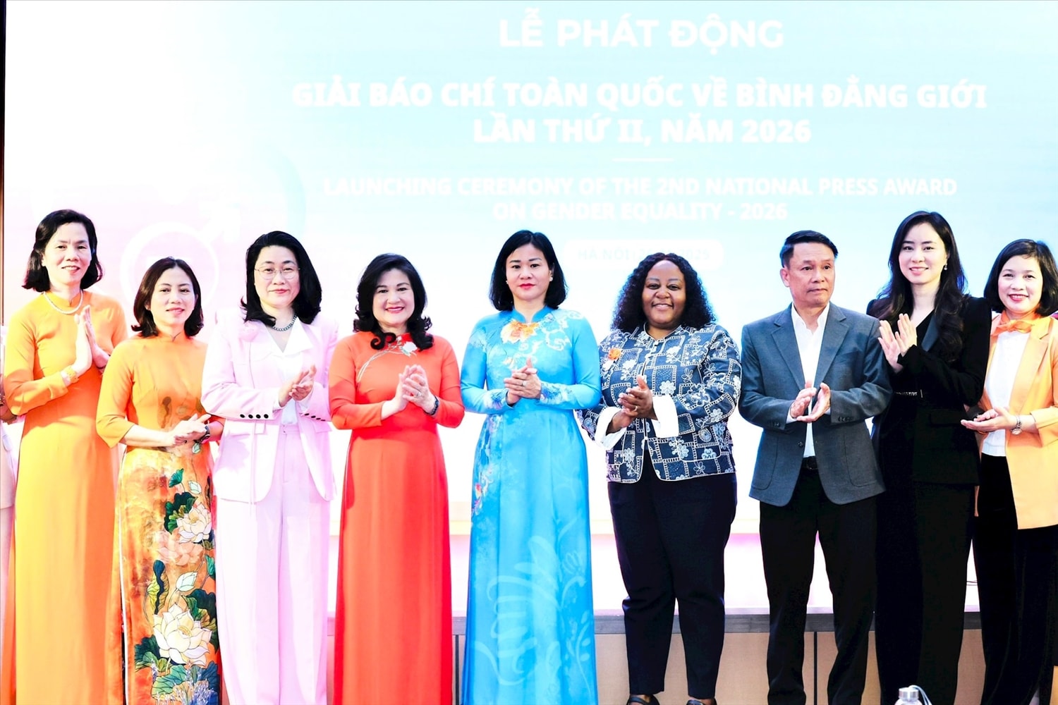 Các đại biểu phát động Giải Báo chí toàn quốc về bình đẳng giới lần thứ II. Ảnh: Thu Hà