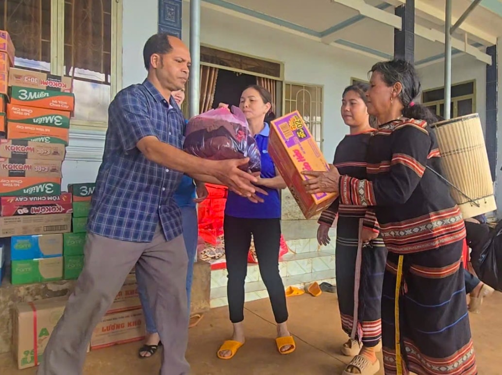 Vượt qua sự rụt rè, e ngại những người phụ nữa Gia Rai mang gùi hàng đến những điểm tập kết để hỗ trợ đồng bào bị lũ lụt. (Ảnh: H.Q)