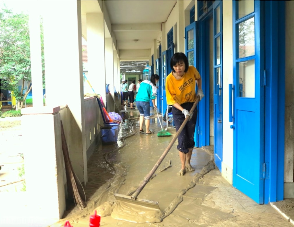 Nhiều trường học ở Khánh Hoà vẫn đang ngổn ngang bùn đất, các thầy cô giáo đang tập trung dọn dẹp để các em học sinh sớm quay  lại trường. (Ảnh: CTV)