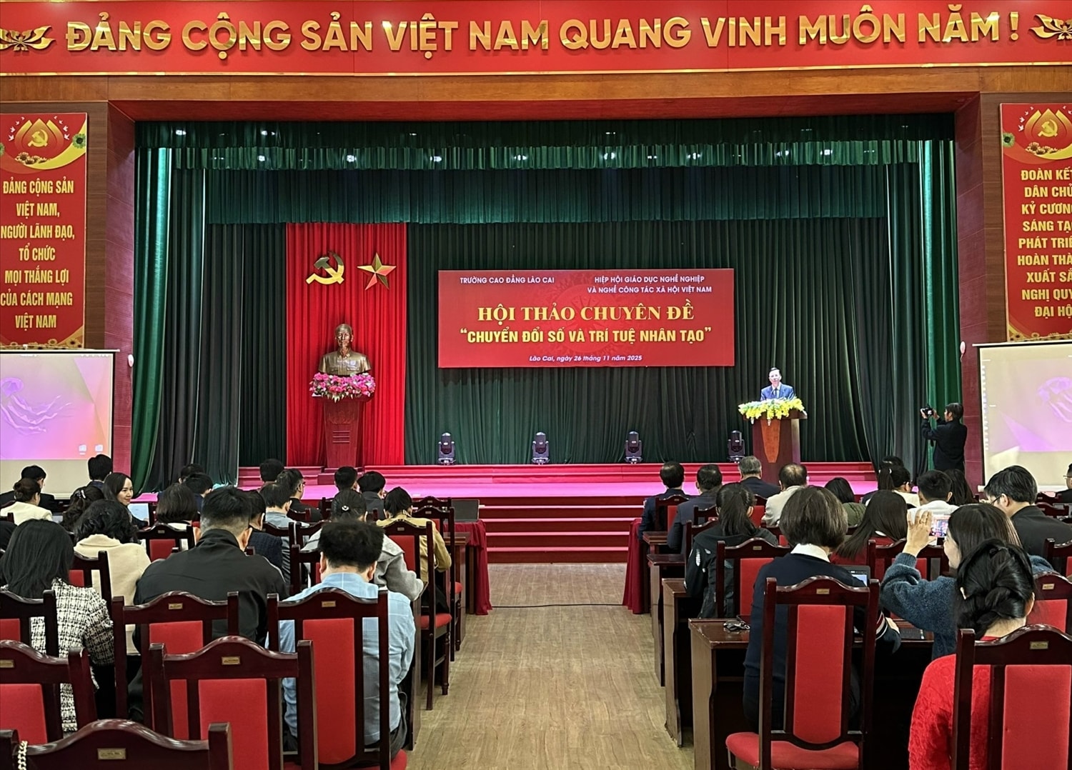 Hội thảo về chuyển đổi số và ứng dụng Trí tuệ nhân tạo do Trường Cao đẳng Lào Cai tổ chức (ảnh Trọng Bảo) Hội thảo về chuyển đổi số và ứng dụng Trí tuệ nhân tạo do Trường Cao đẳng Lào Cai tổ chức (ảnh Trọng Bảo)
