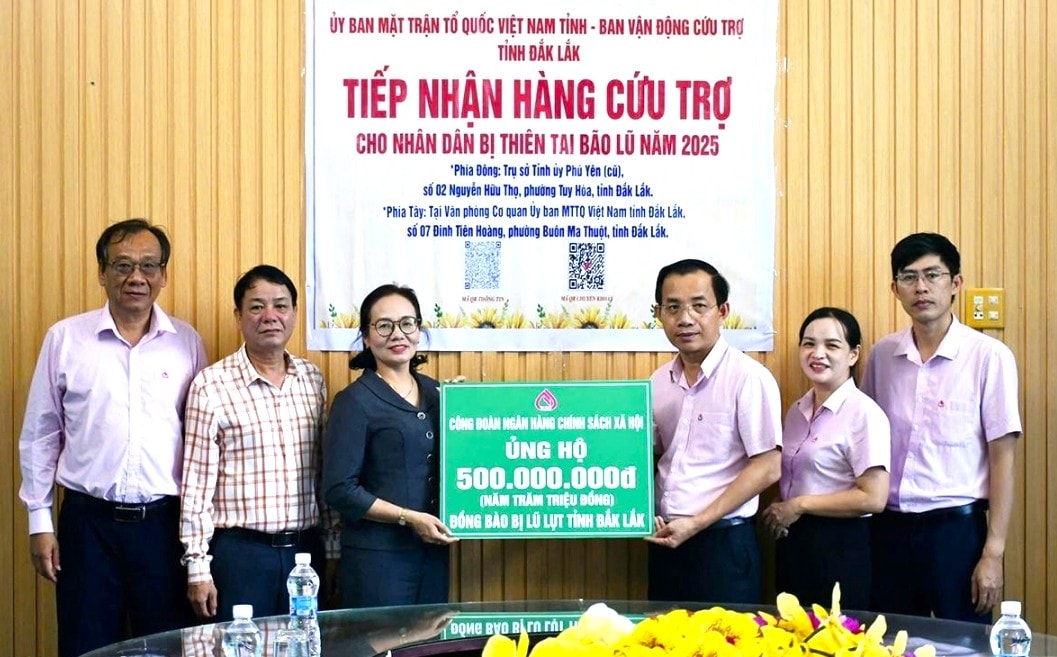 Ban lãnh đạo chi nhánh NHCSXH tỉnh Đắk Lắk trao 500 triệu đồng của Công đoàn NHCSXH hỗ trợ đồng bào vùng lũ