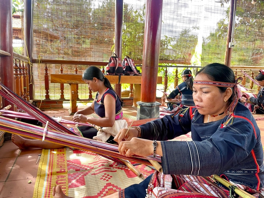 Gia Lai: Truyền dạy nghề dệt thổ cẩm, chỉnh chiêng Ba Na 
