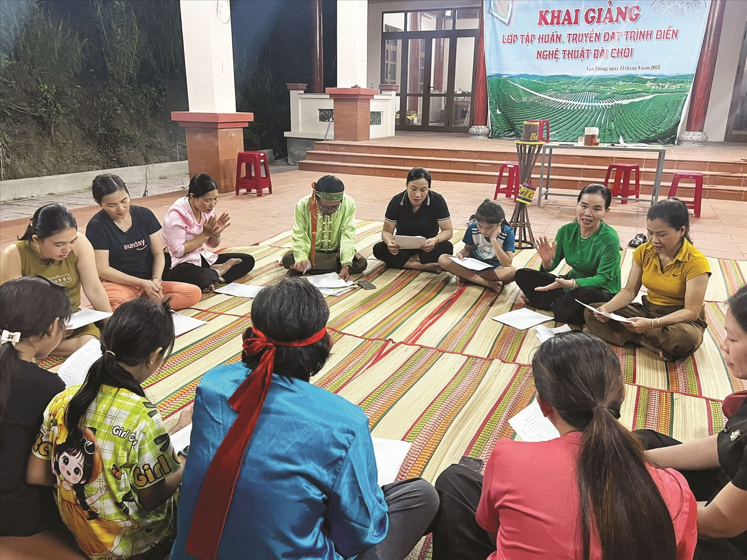 Lớp học bài chòi ban đêm ở rừng ngập mặn 