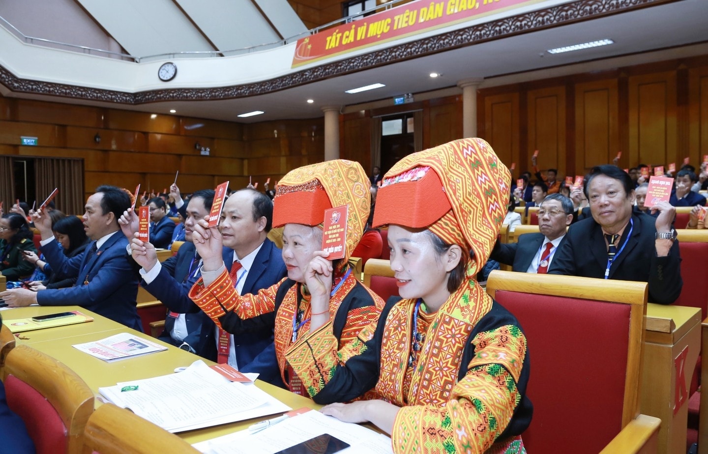 Các đại biểu biểu quyết hiệp thương cử đoàn đại biểu tham dự Đại hội đại biểu toàn quốc MTTQ Việt Nam nhiệm kỳ 2026 – 2031