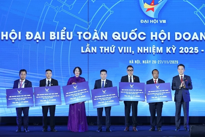 Hội Doanh nhân trẻ Việt Nam trao tặng hỗ trợ các tỉnh, thành phố chịu ảnh hưởng bởi mưa, lũ tại khu vực miền Trung - Ảnh: VGP/Nhật Bắc