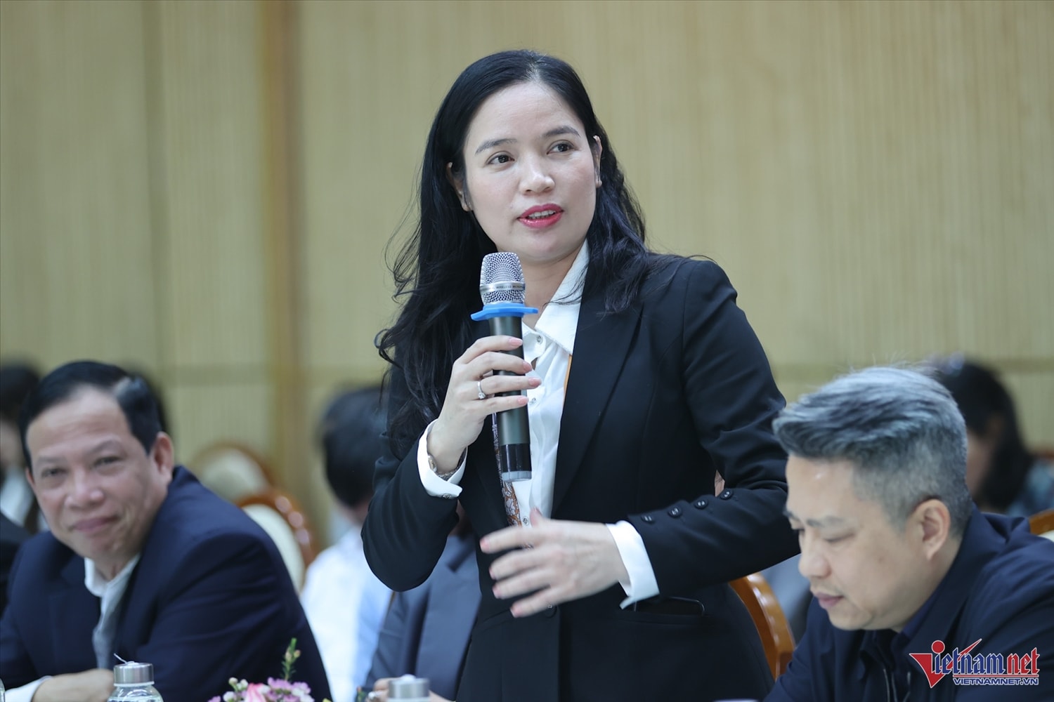 Phó Giám đốc Sở Nội vụ tỉnh Hưng Yên Đinh Thị Hoàn phát biểu 