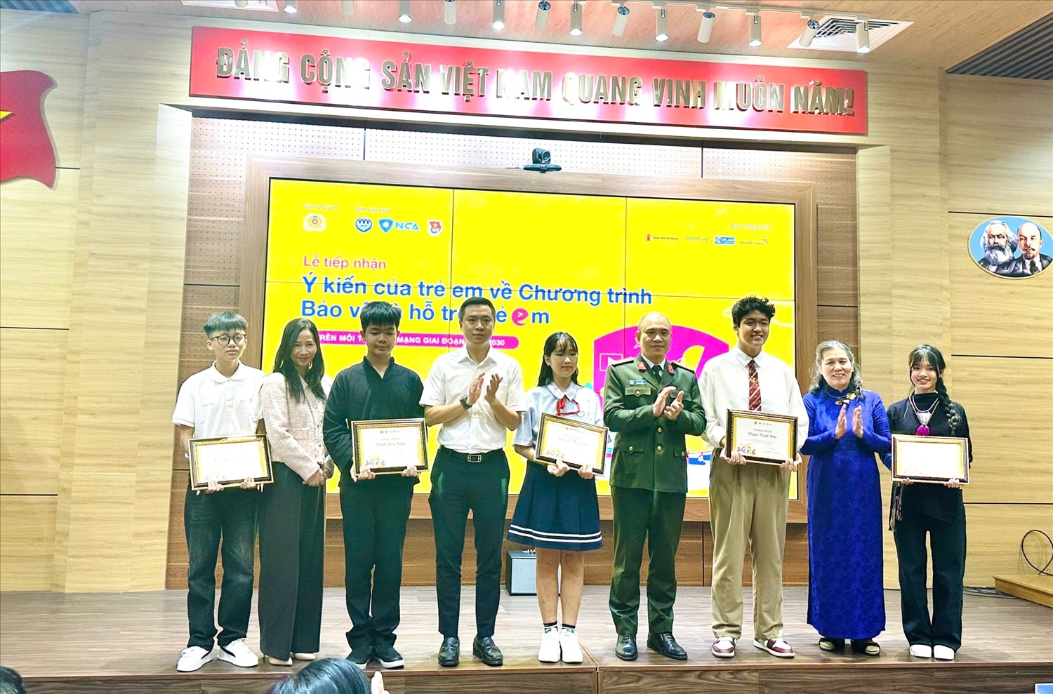 Đại diện lãnh đạo các đơn vị tặng quà chụp ảnh kỉ niệm cùng nhóm trẻ đại diện