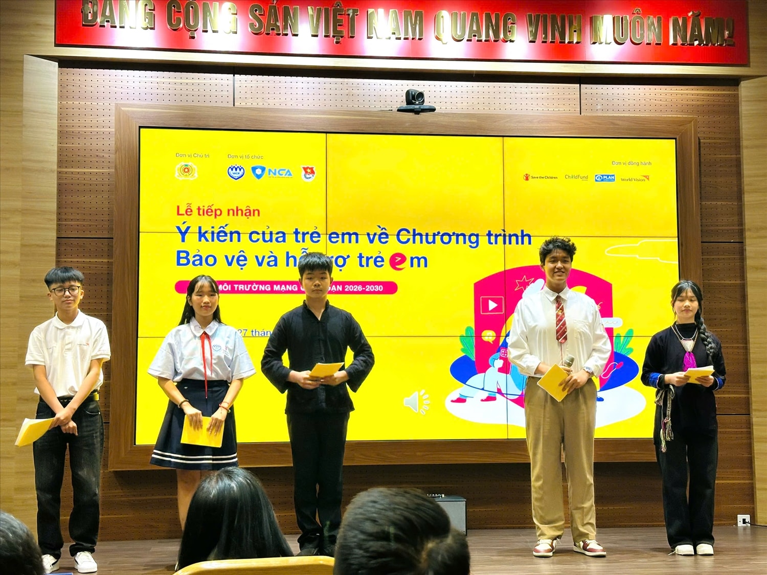  Nhóm trẻ em đại diện về thực trạng sử dụng Internet, những rủi rotrẻ em gặp phải và  mong đợi của trẻ em cho Chương trình bảo vệ và hỗ trợ trẻ em trên môi trường mạng  giai đoạn 2026-2030