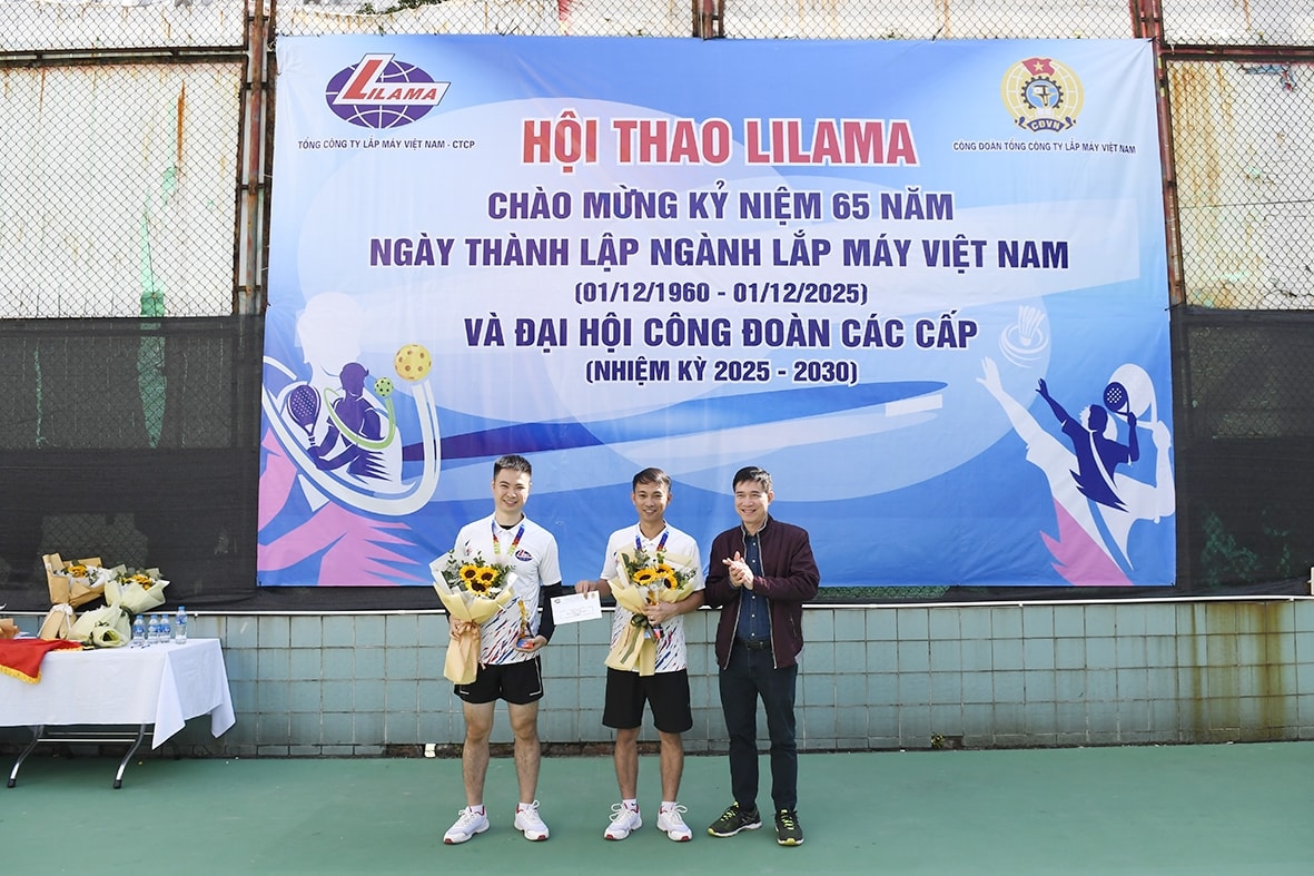 Ông Lê Đình Khanh - Ủy viên Ban Chấp hành Công đoàn Xây dựng Việt Nam, Chủ tịch Công đoàn Tổng Công ty LILAMA tặng hoa, trao quà cho đại diện đội tham gia Hội thao 