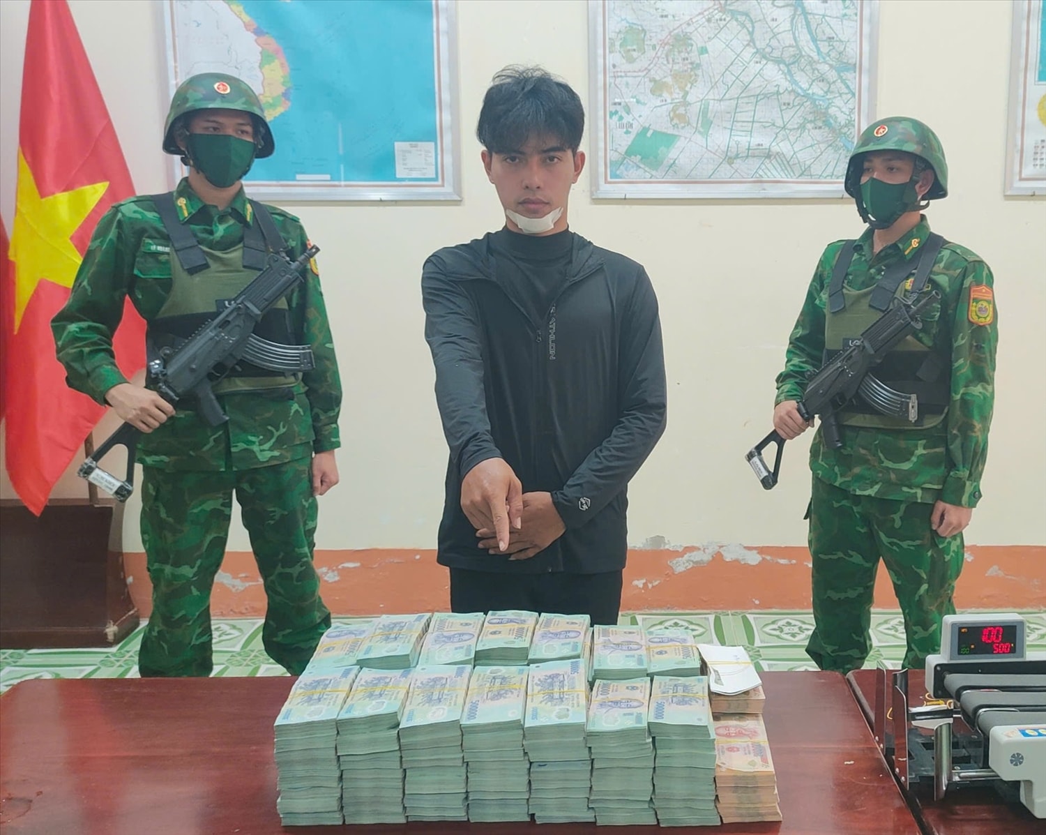 Đối tượng Nguyễn Văn Châu và tang vật.