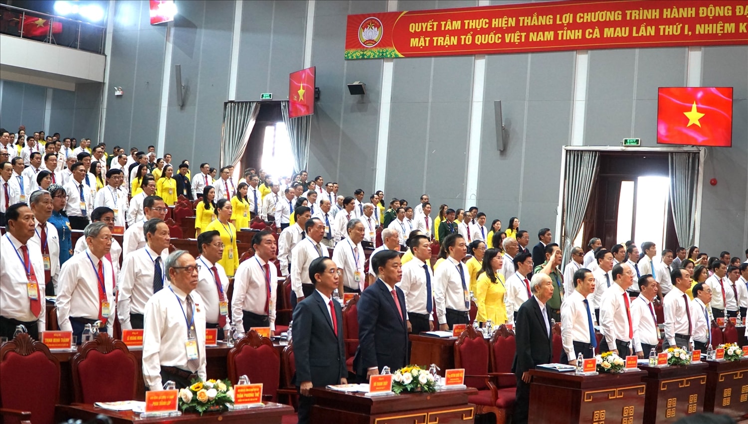 Các đại biểu tham dự Đại hội đại biểu MTTQ Việt Nam tỉnh Cà Mau lần thứ I thực hiện nghi thức chào cờ