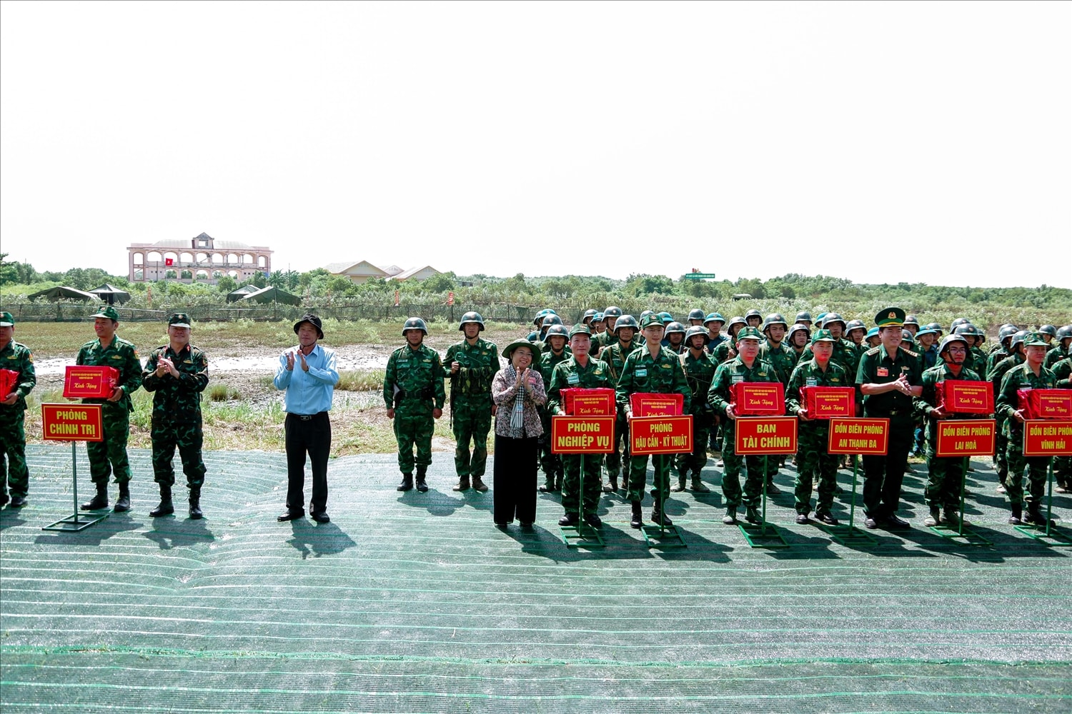 Đại diện lãnh đạo Thành ủy, UBND thành phố Cần Thơ và Bộ tư lệnh BĐBP, Bộ chỉ huy quân sự thành phố Cần Thơ tặng quà cho các lực lượng tham gia diễn tập. Ảnh: Văn Long 