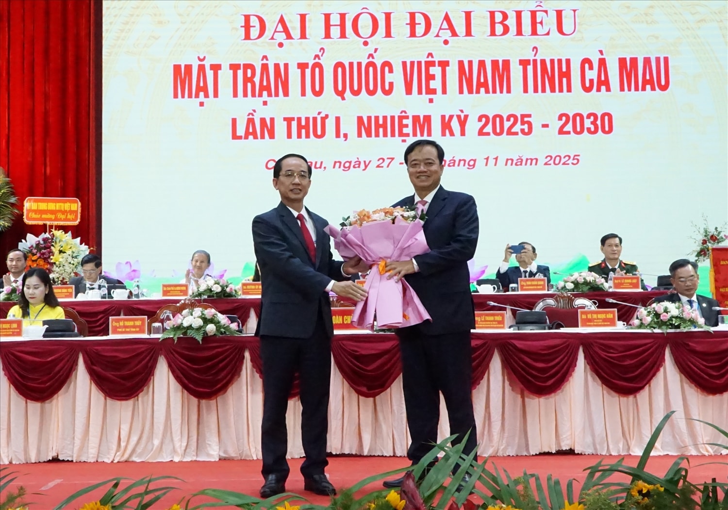 Ông Hồ Thanh Thủy, Tân Chủ tịch Ủy ban MTTQ Việt Nam tỉnh  Cà Mau tặng hoa tri ân ông Huỳnh Quốc Việt, Ủy viên dự khuyết Ban Chấp hành Trung ương Đảng, Phó Bí thư Thường trực Tỉnh ủy, Nguyên Chủ tịch Ủy ban MTTQ Việt Nam tỉnh