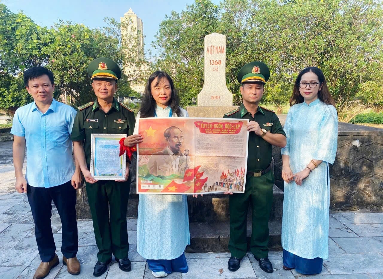 Từ đầu năm đến nay, Đồn Biên phòng Cửa khẩu quốc tế Móng Cái đã tổ chức khoảng 15 buổi “Tiết học biên cương” cho học sinh, sinh viên và cư dân khu vực biên giới. Ảnh: Mỹ Dung