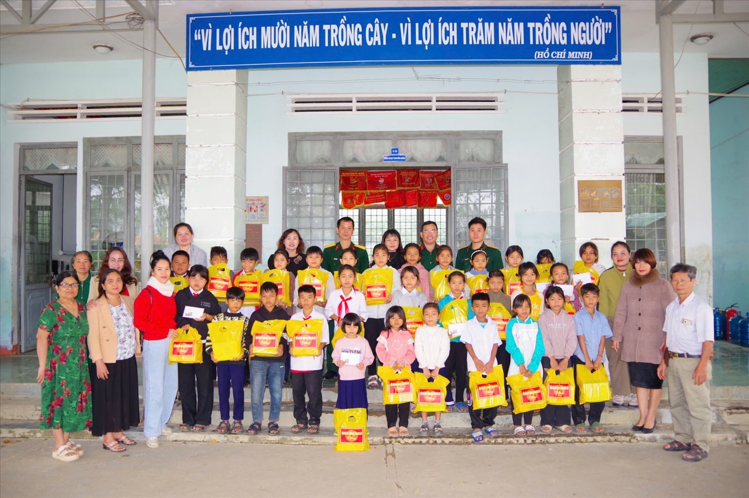 Bộ CHQS tỉnh Gia Lai phối hợp với Hội Chữ thập đỏ tỉnh và Bệnh viện Đa khoa Trung tâm tỉnh Gia Lai tặng quà  cho người dân có hoàn cảnh khó khăn tại xã Ia Tul