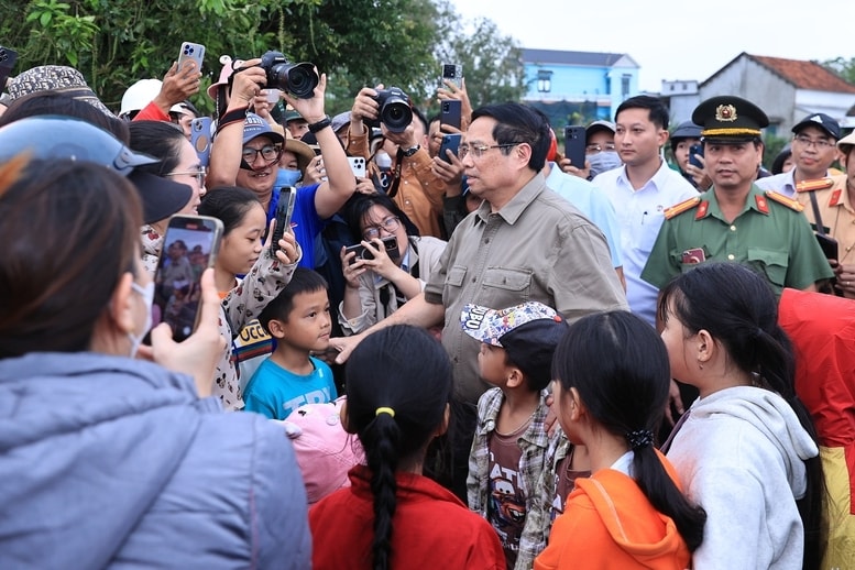 Trước khi di chuyển vào xã Hòa Thịnh, Thủ tướng Phạm Minh Chính thăm, động viên bà con nhân dân thôn Phú Thứ, xã Tây Hoà - Ảnh: VGP/Nhật Bắc