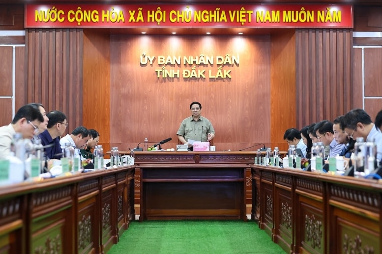 Thủ tướng Phạm Minh Chính họp trực tuyến với các bộ, ngành và 4 tỉnh để chỉ đạo công tác khắc phục hậu quả bão lũ, ổn định đời sống nhân dân, khôi phục sản xuất, kinh doanh - Ảnh: VGP/Nhật Bắc