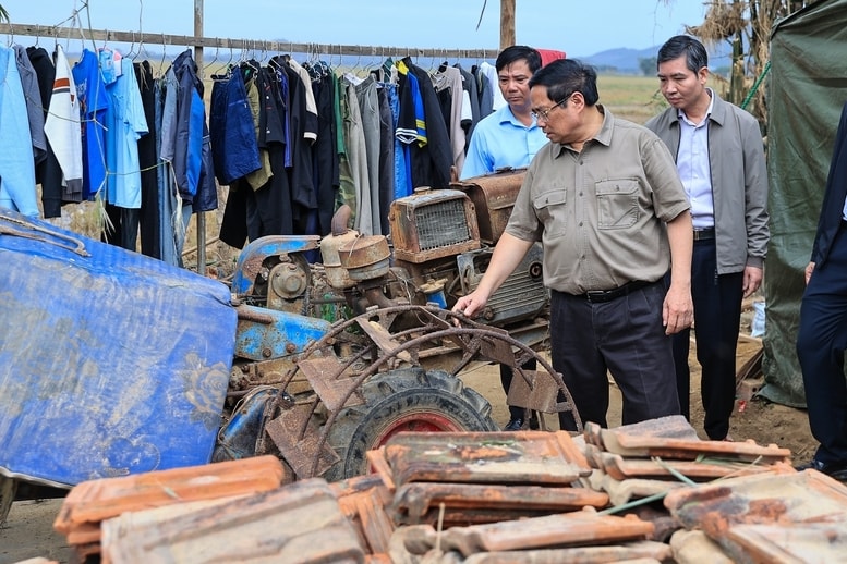 Thủ tướng Phạm Minh Chính thăm, động viên 9 hộ gia đình có nhà bị sập hoàn toàn do mưa lũ tại thôn Phú Hữu, xã Hòa Thịnh - Ảnh: VGP/Nhật Bắc