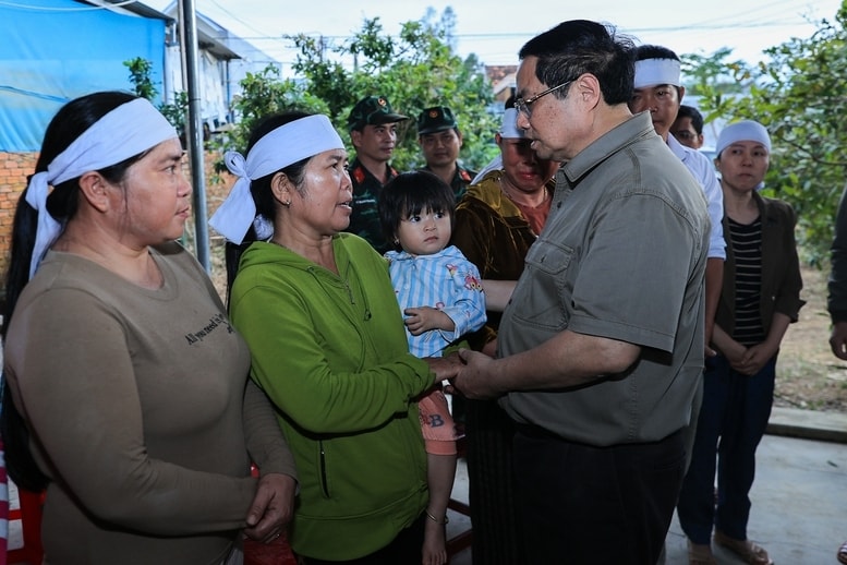 Thủ tướng Phạm Minh Chính thăm, động viên thân nhân gia đình có người bị thiệt mạng do mưa lũ - Ảnh: VGP/Nhật Bắc