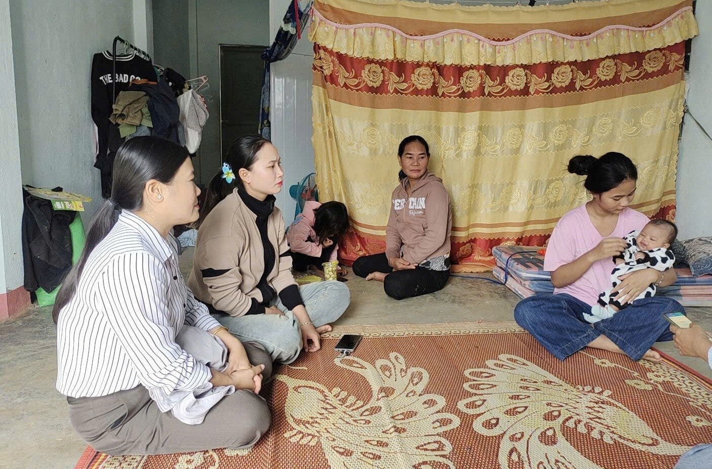 Chị Nguyễn Thị Thúy (bìa trái), viên chức dân số - y tế Trạm Y tế Ea Rốk đến từng gia đình để tuyên truyền