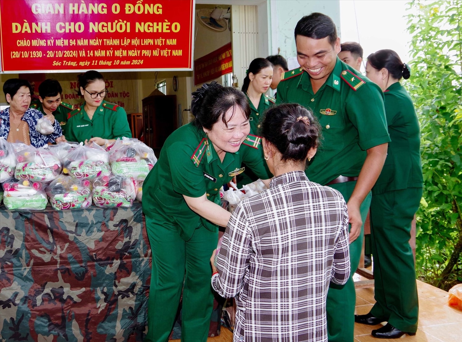Thiếu tá Sóc Đúng – Chính trị viên Đồn Biên phòng Vĩnh Hải, trao quà cho bà con Khmer có hoàn cảnh khó khăn