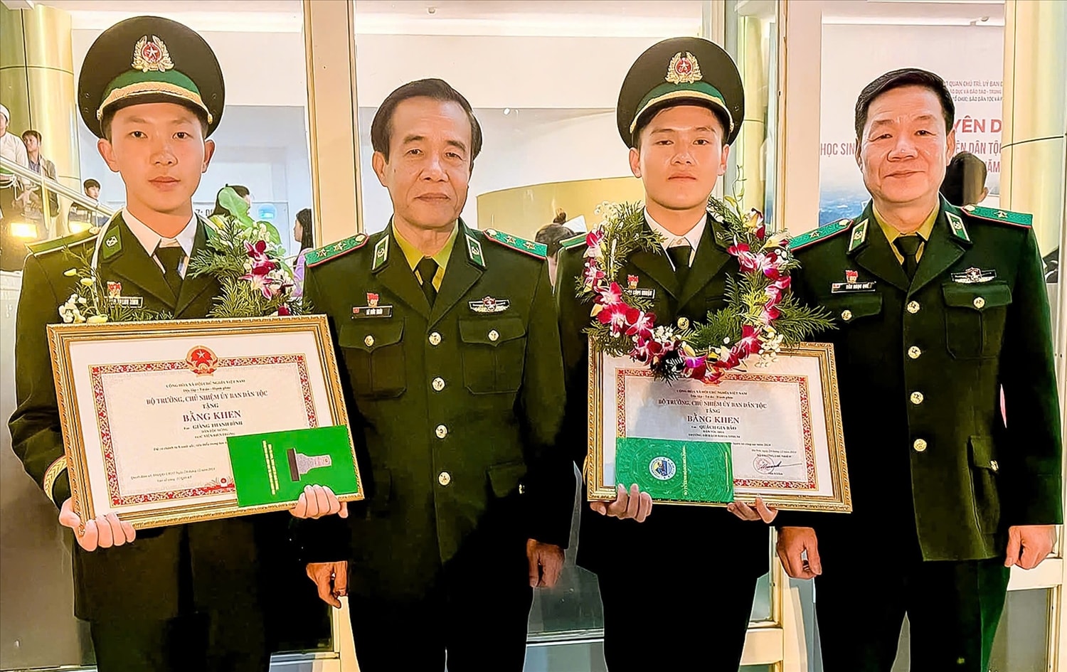 Em Giàng Thanh Bình (ngoài cùng bên trái) được vinh danh tại Lễ tuyên dương học sinh, sinh viên, thanh niên DTTS xuất sắc, tiêu biểu năm 2024