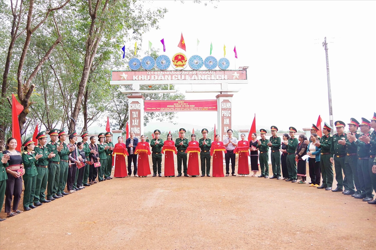 Các đại biểu cắt băng khánh thành và bàn giao công trình Các đại biểu cắt băng khánh thành và bàn giao công trình